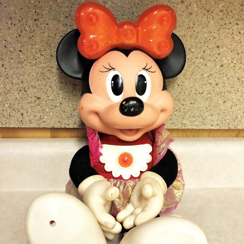 Disney Holiday Minnie mouse plays music